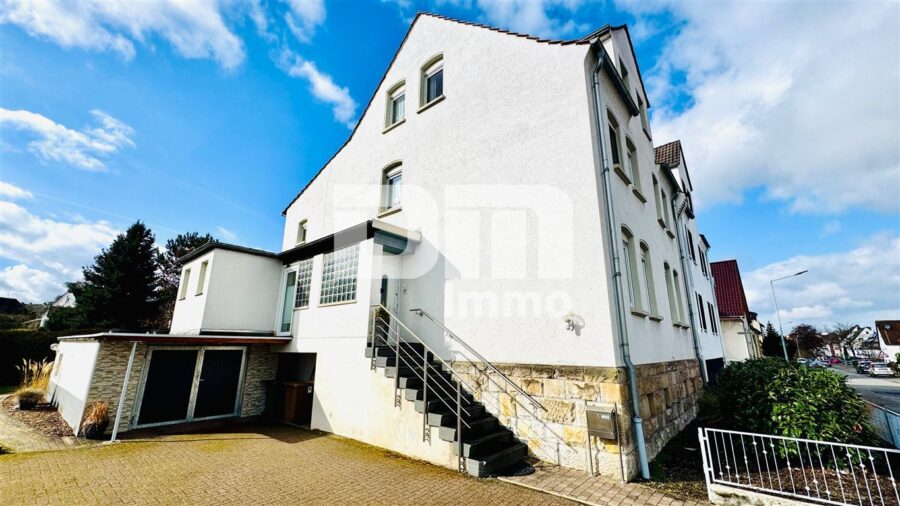 Ein bis Zweifamilienhaus mit 2 Terrassen, Garage und angelegtem Gartenbereich - Seitenansicht